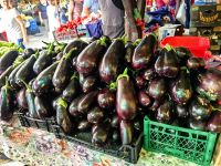 Dicke fette Auberginen auf dem Markt von Sibiu