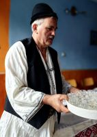 Unser Gastgeber empfängt uns mit Selbstgebranntem