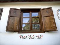 Schönes Hausfenster mit Malereien in Sibiel