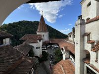 Der Burghof mit Brunnen