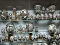 Kunstvoll bemalte Eier aus eigener Werkstatt und der ganzen Welt im Museum