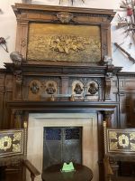 Das Schlossinnere ist mit viel Edelholz ausgestattet