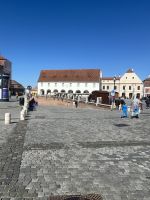 Die Straße führt aus der Altstadt hinaus