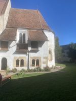 Die Kirche hat mehrere Eingänge, sicher aus strategischen Gründen 