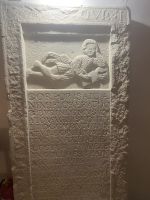 Grabstein in der Kirche