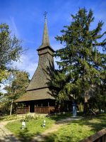 Große Holzkirche aus Maramures im Freilichtmuseum Bukarest