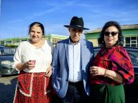 Wir treffen eine Romafamilie an der Tankstelle
