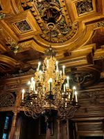 Prunkvolle Leuchter und Holzdecke im Schloß