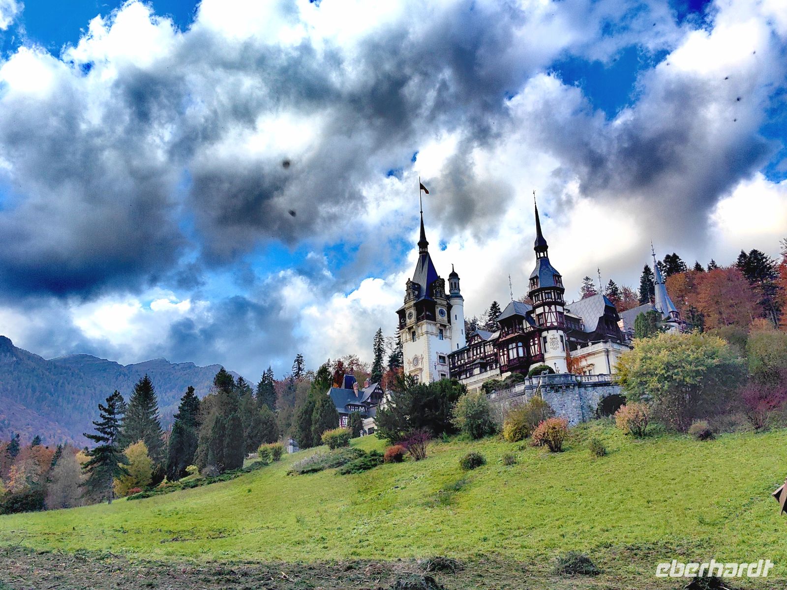 Dramatischer Himmel über Schloß Peles