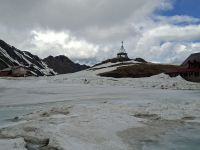 Der See ist noch zugefroren, das Gipfelkreuz ist unser Ziel &ndash; &copy; Gunter Looß (Eberhardt TRAVEL)