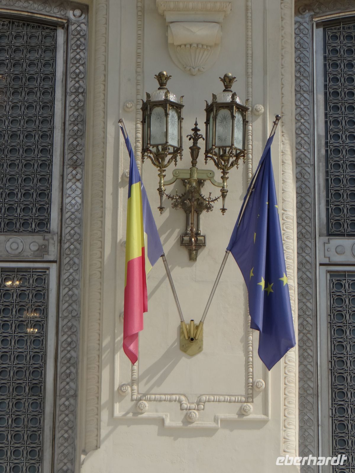Bukarest, Parlamentspalast, am Seiteneingang zum Senatstrakt die Landes- und EU-Fahne &ndash; &copy;  (Eberhardt TRAVEL)