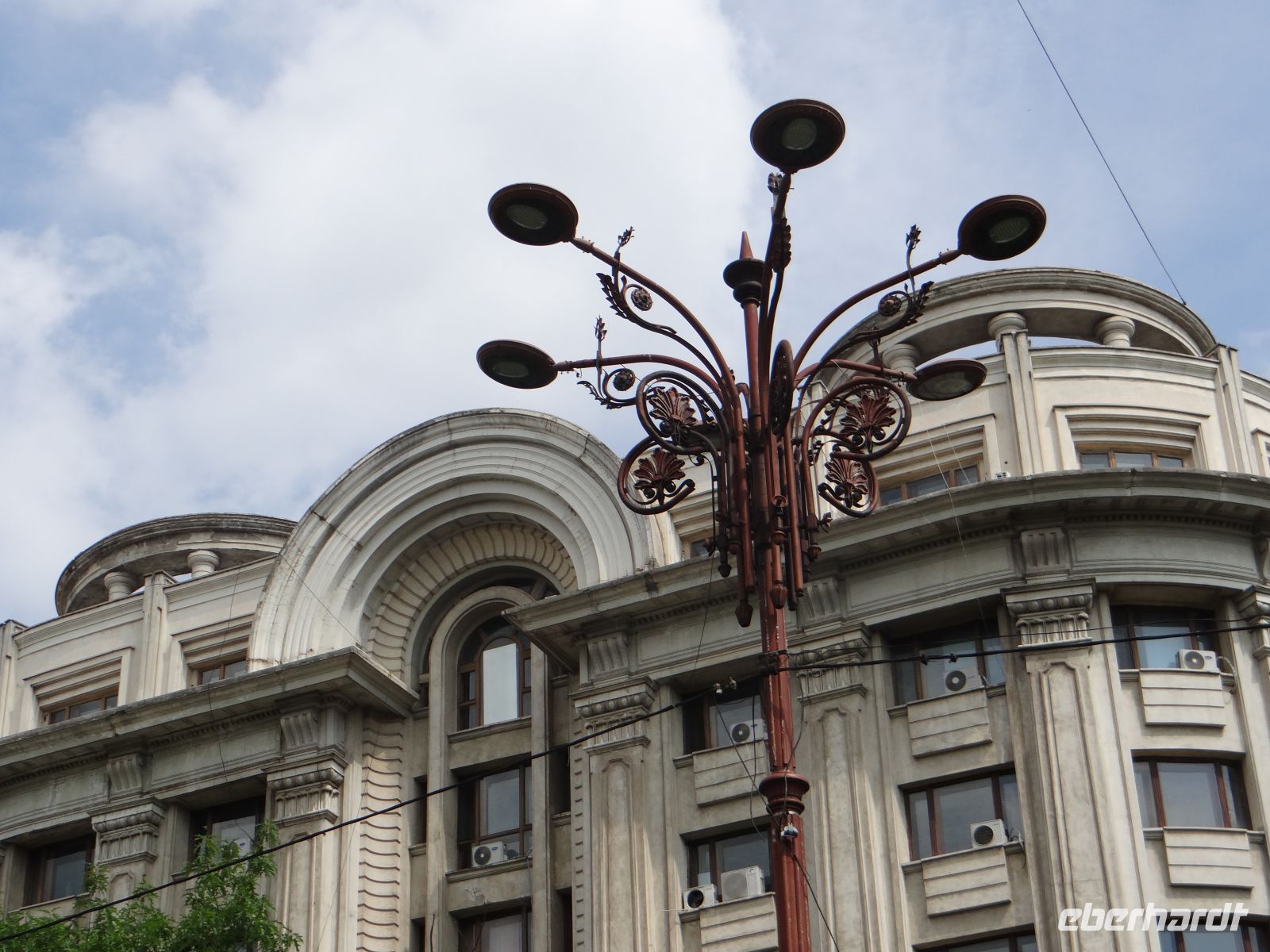 Bukarest, Straßenlampen auf der Straße der Einheit, die auf den Parlamentspalast zuführtParlamentspalast &ndash; &copy;  (Eberhardt TRAVEL)