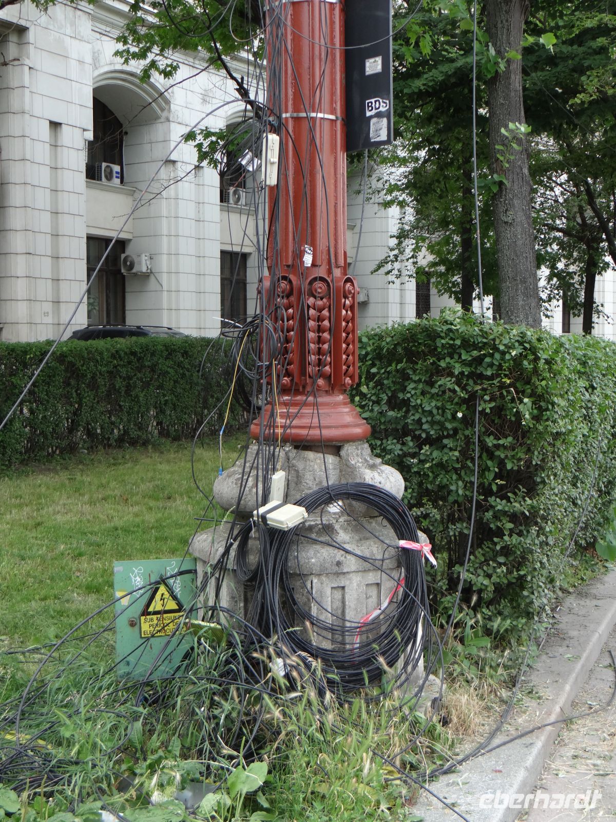 Bukarest, auch an der Prachtstraße ist nicht alles Pracht.  &ndash; &copy;  (Eberhardt TRAVEL)