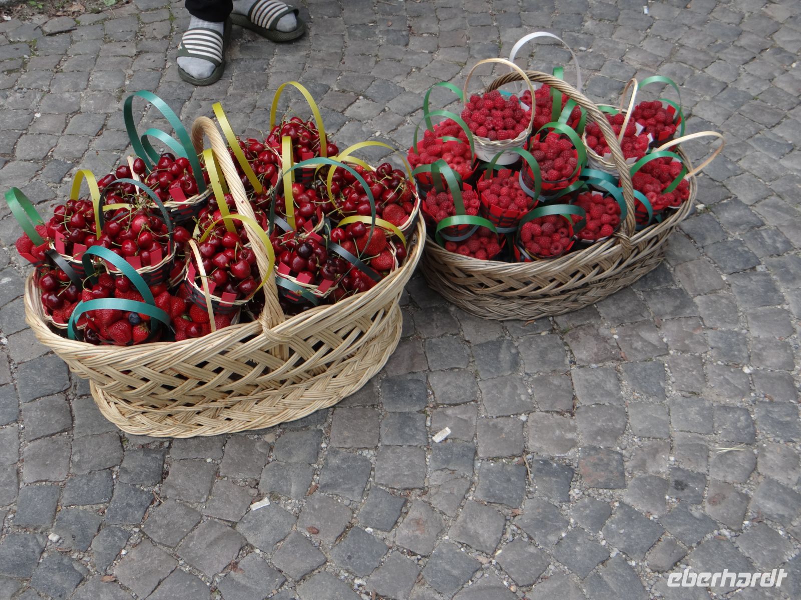 Sinaia, Schloss Peles, leckere Obstkörbchen werden vor dem Schloss verkauft. &ndash; &copy;  (Eberhardt TRAVEL)