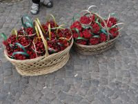 Sinaia, Schloss Peles, leckere Obstkörbchen werden vor dem Schloss verkauft. &ndash; &copy; Vivian Kreft (Eberhardt TRAVEL)