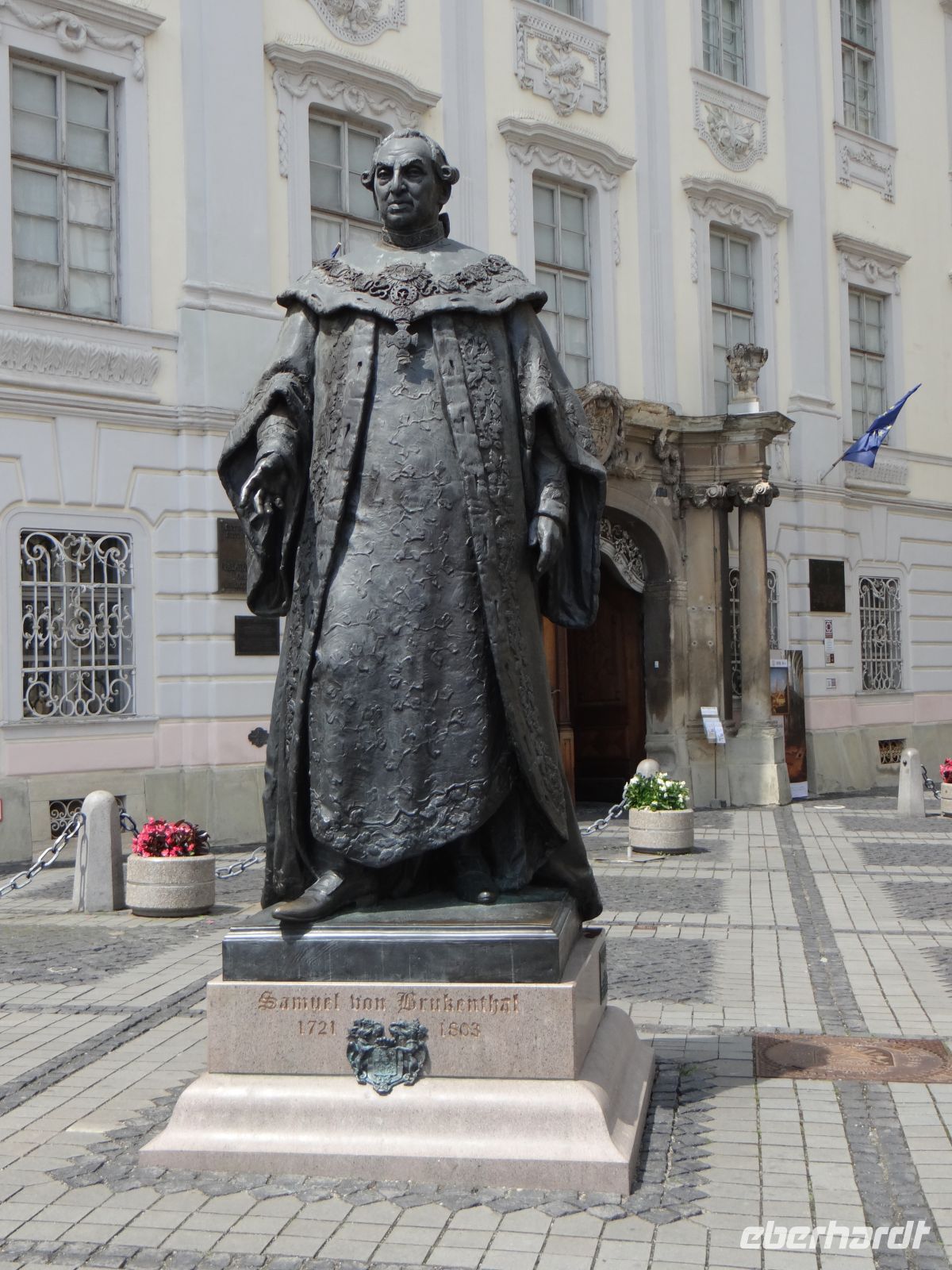 Sibiu, der stattliche Baron  Samuel von Brukenthal vor seinem Palais. &ndash; &copy;  (Eberhardt TRAVEL)
