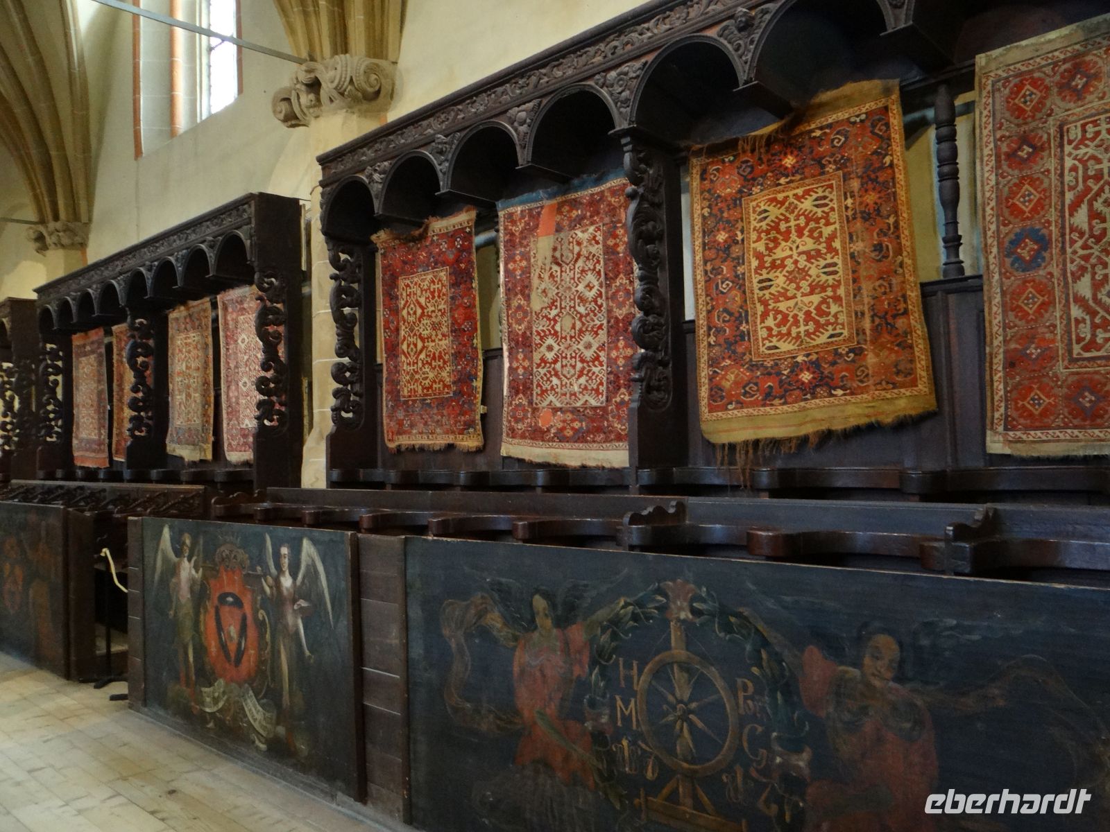 Brașov, Zunftschilder und orientalische Teppiche schmücken die Schwarze Kirche. &ndash; &copy;  (Eberhardt TRAVEL)