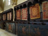 Brașov, Zunftschilder und orientalische Teppiche schmücken die Schwarze Kirche. &ndash; &copy; Vivian Kreft (Eberhardt TRAVEL)