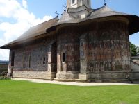 Kloster Moldovita, die Außenwand der Kirche ist über und über bemalt.  &ndash; &copy; Vivian Kreft (Eberhardt TRAVEL)