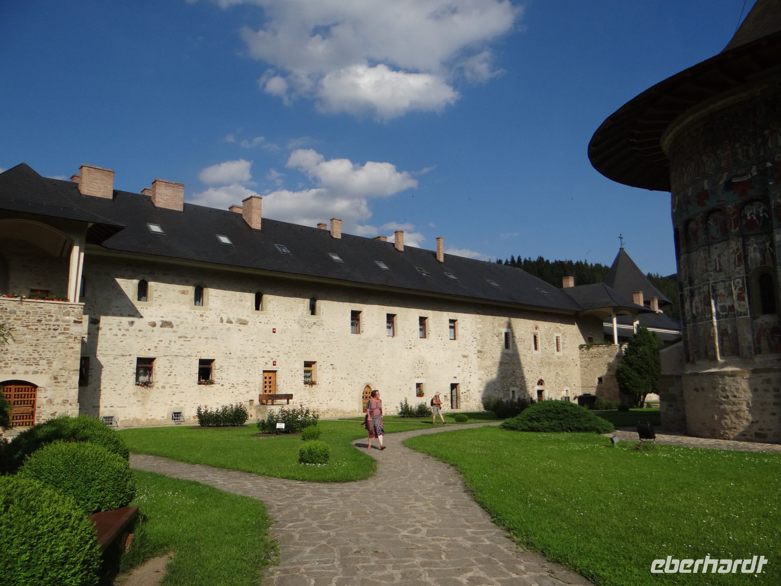 Kloster Sucevița, eine wunderbare Anlage im Licht des frühen Abends.  &ndash; &copy;  (Eberhardt TRAVEL)
