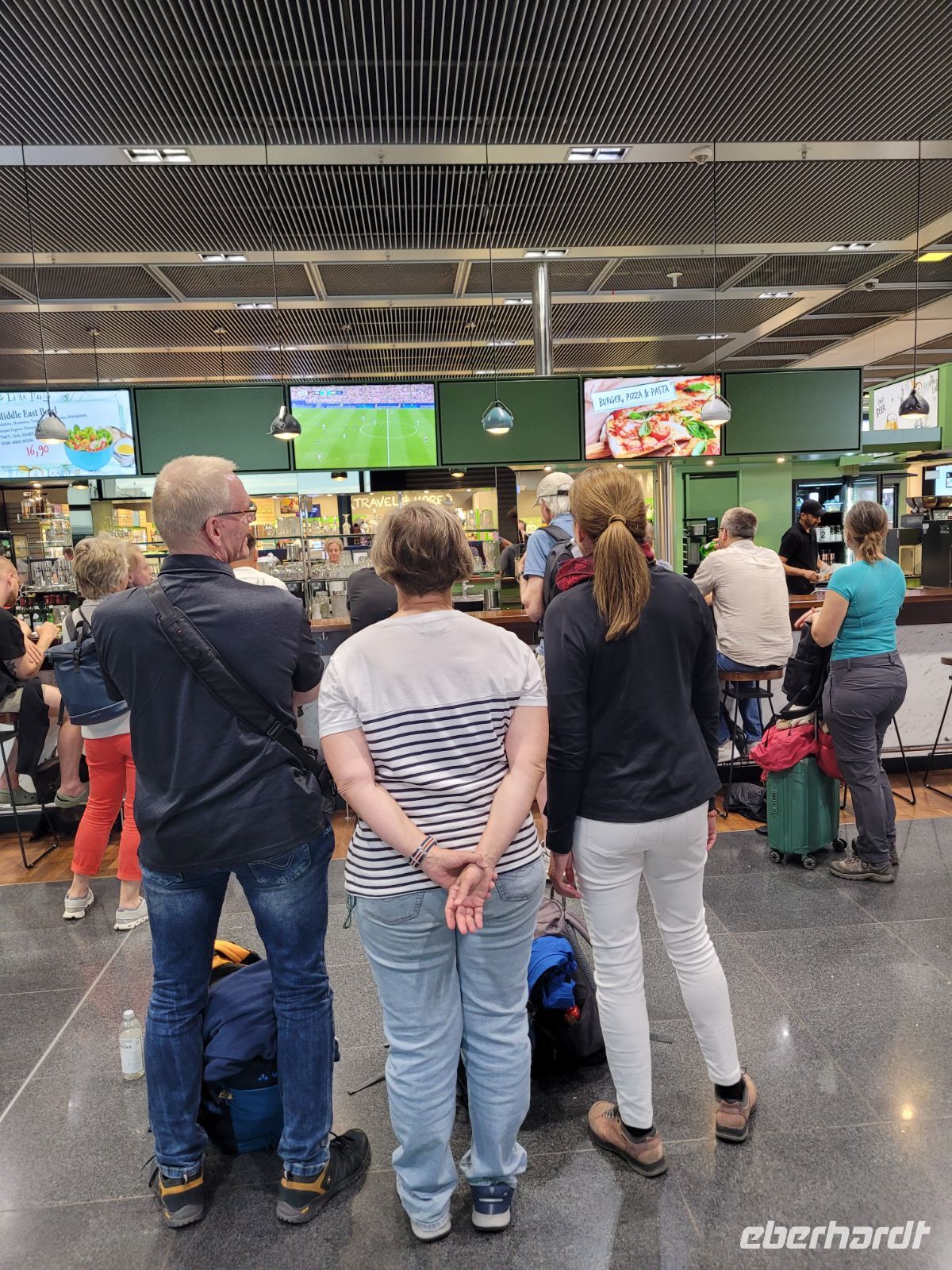 Wir vertreiben uns die Wartezeit am Flughafen Frankfurt mit Fußball. &ndash; &copy;  (Eberhardt TRAVEL)