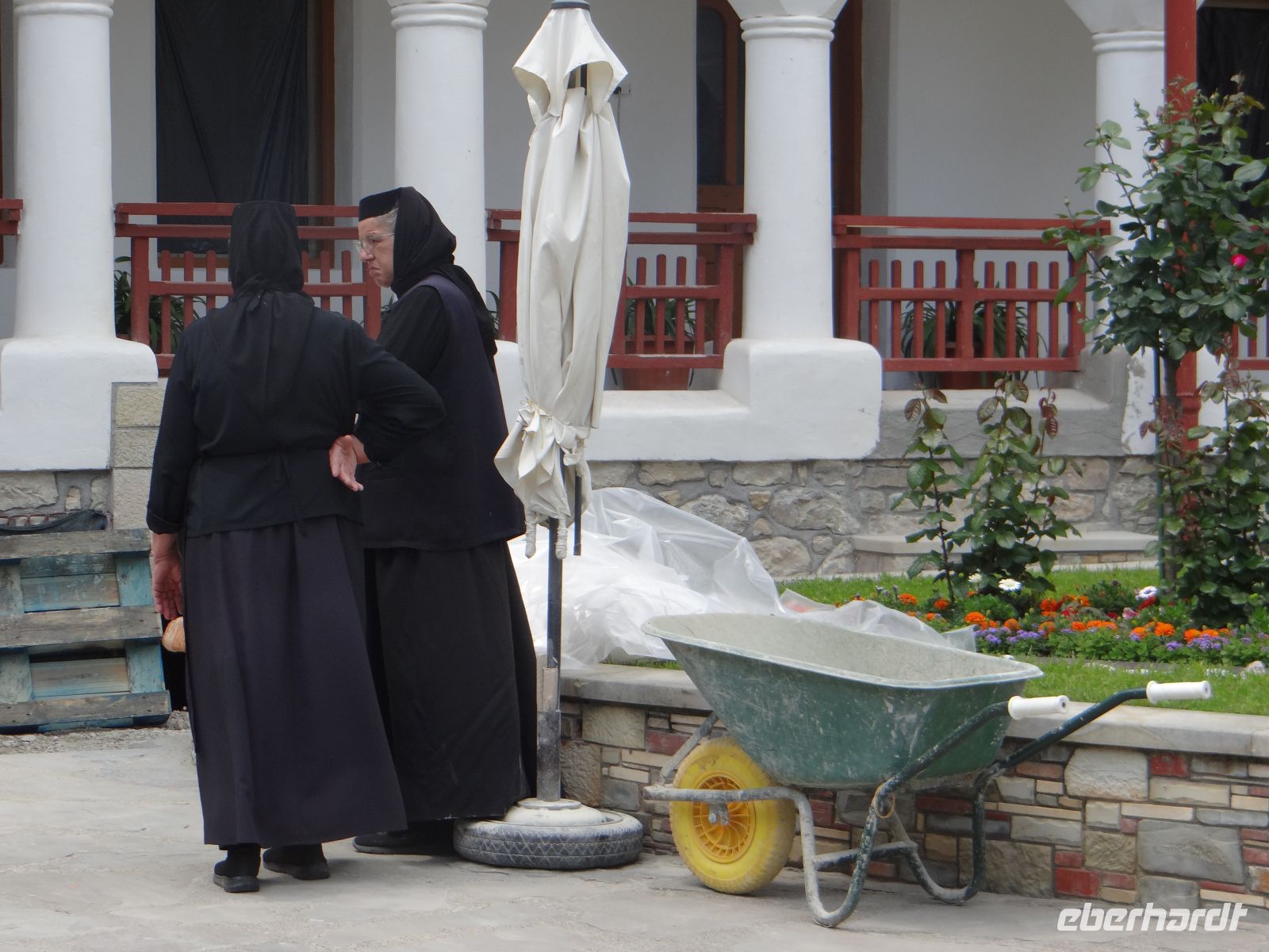 Kloster Agapia, die beiden Damen beaufsichtigen die Handwerker. &ndash; &copy;  (Eberhardt TRAVEL)
