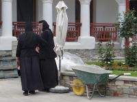 Kloster Agapia, die beiden Damen beaufsichtigen die Handwerker. &ndash; &copy; Vivian Kreft (Eberhardt TRAVEL)