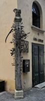 Casa Calfelor, Gesellensäule