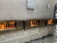 Die Kerzen kann man außerhalb der Kirche anzünden