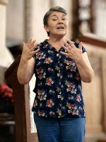 Eine Siebenbürgin erklärt uns die Geschichte der Kiechenburg von Biertan