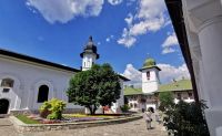 Gepflegte Grünanlagen, Kloster Agapia