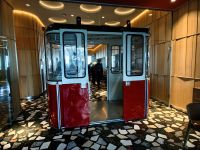 Im neuen Restaurant auf dem Hausberg steht ein alter Wagen der Seilbahn