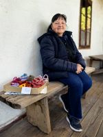 Rumänin verkauft Selbstgehäkeltes in Bukarest