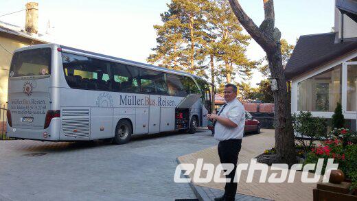 Busfahrer am Hotel in Rauschen