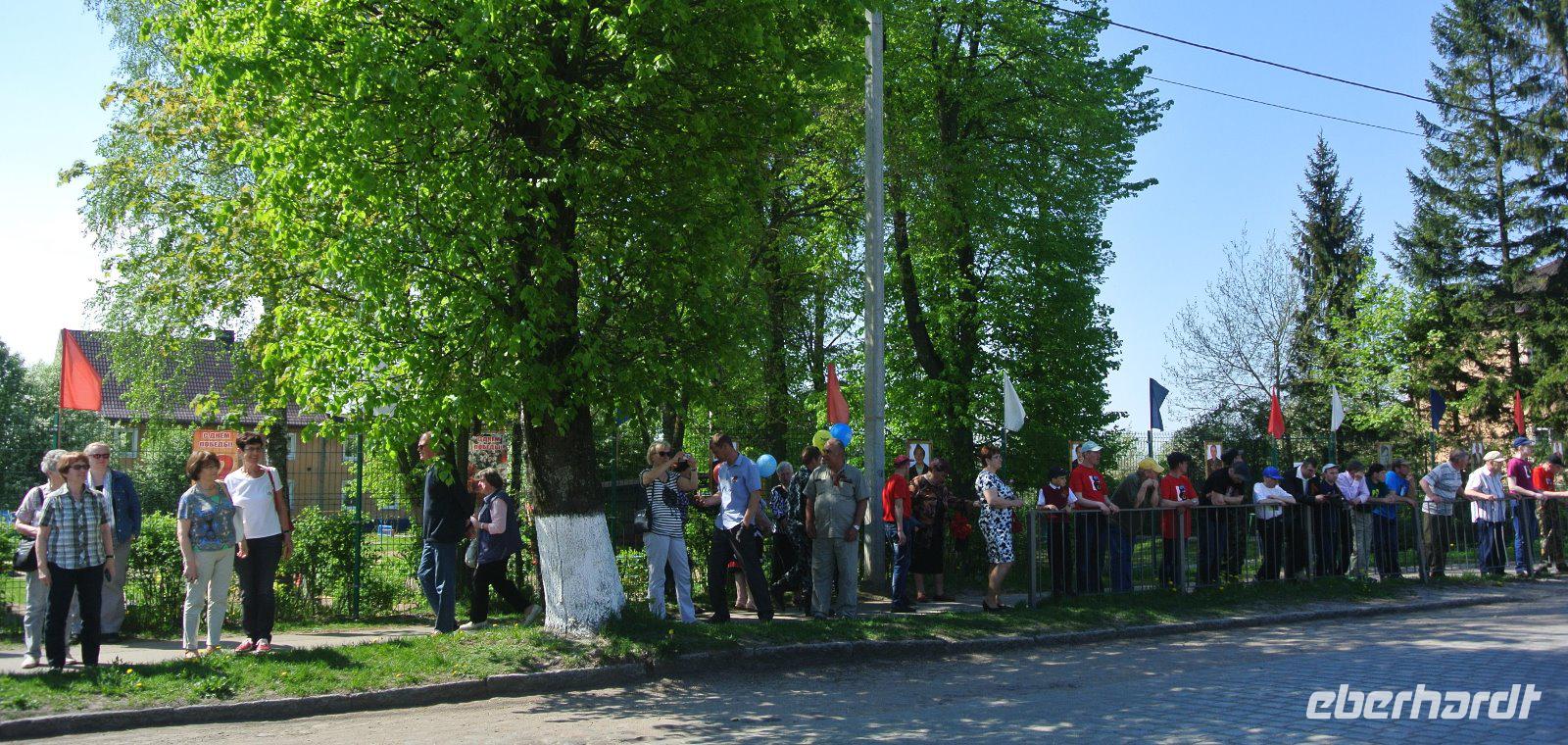 Zuschauer zur Parade am Nationalfeiertag 09.05.2016 vor Tilsit