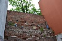 Fragment der alten Stadtmauer mit mittelalterlichen Figuren
