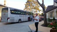 Busfahrer am Hotel in Rauschen