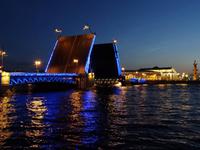 Lichterfahrt -  geöffnete Palastbrücke von rechts