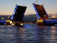 Lichterfahrt -  geöffnete Palastbrücke von links