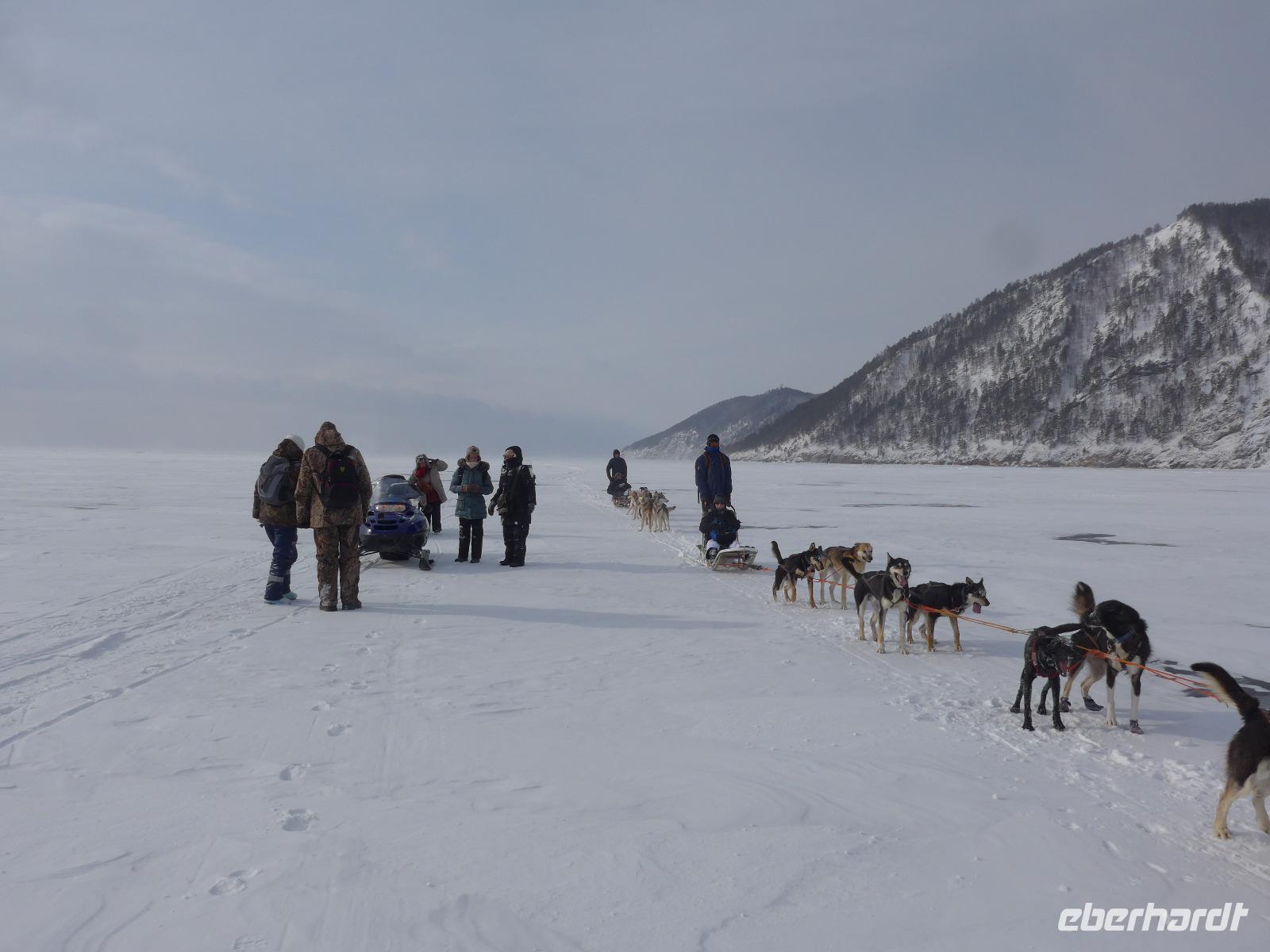 Russland, Baikalsee, Listwjanka, Schlittenhunde-/Schneemobilausflug