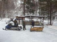 Russland, Baikalsee, Listwjanka, Schlittenhunde-/Schneemobilausflug
