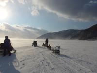 Russland, Baikalsee, Listwjanka, Schlittenhunde-/Schneemobilausflug