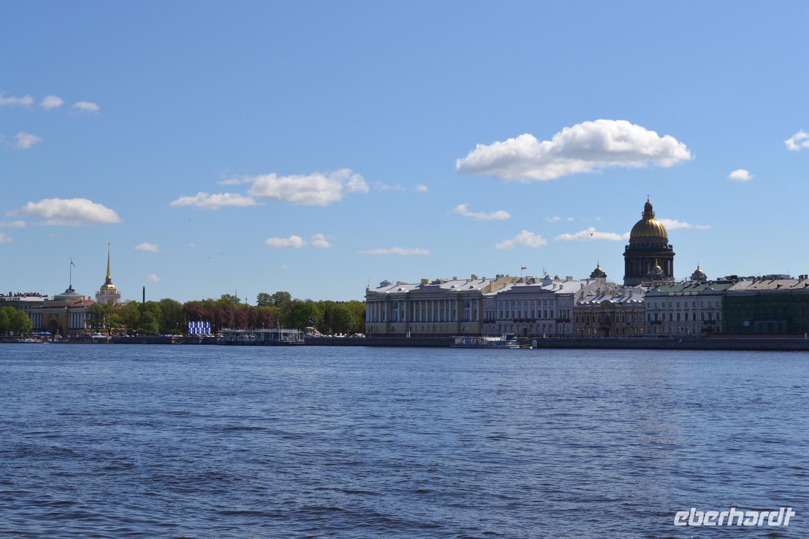 Blick über die Newa auf die Kuppeln der Isaakskathedrale und der Admiralität