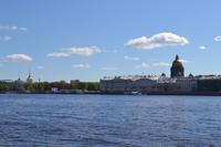 Blick über die Newa auf die Kuppeln der Isaakskathedrale und der Admiralität
