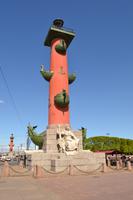 Eine der beiden Rostra-Säulen