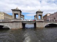 Bootsfahrt auf einem Kanal der Newa,  Lomonossow-Brücke