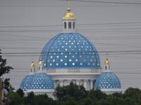 Bootsfahrt auf einem Kanal der Newa, Dreifaltigkeitskirche