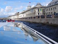 Bootsfahrt auf einem Kanal der Newa