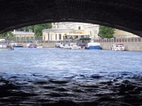 Bootsfahrt auf einem Kanal der Newa