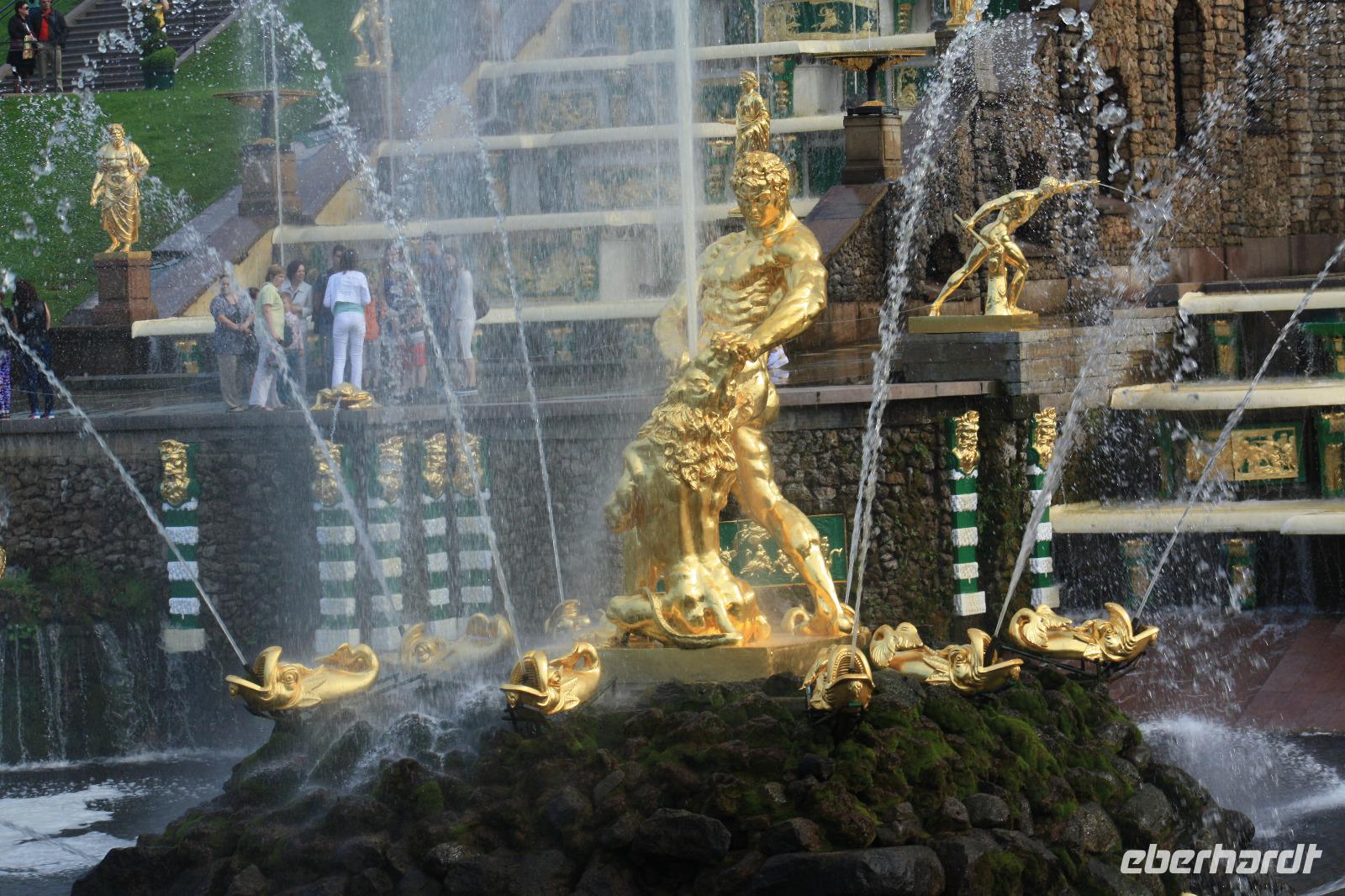 Die Samson-Fontäne der Großen Kaskade in Peterhof
